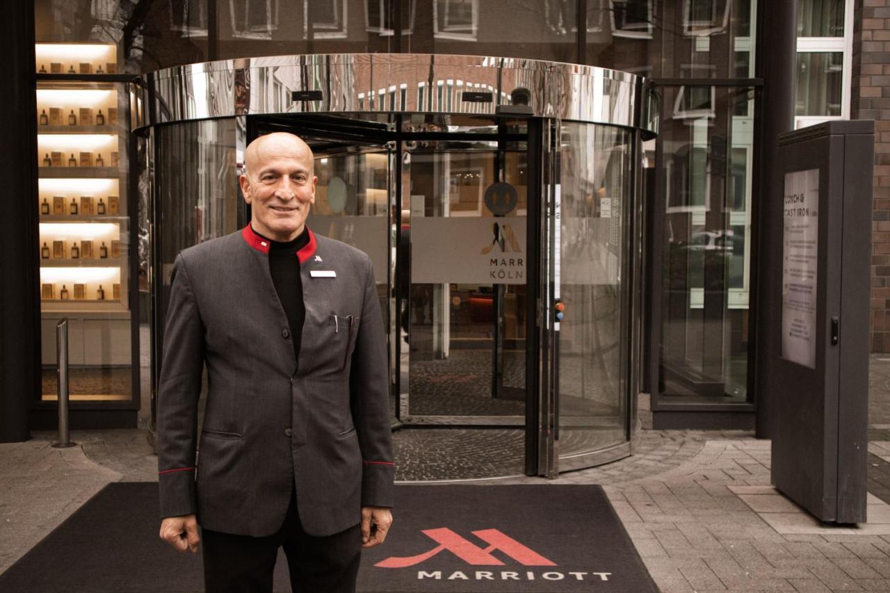 فندق كولونيا ماريوت المظهر الخارجي الصورة A doorman at the entrance of a hotel