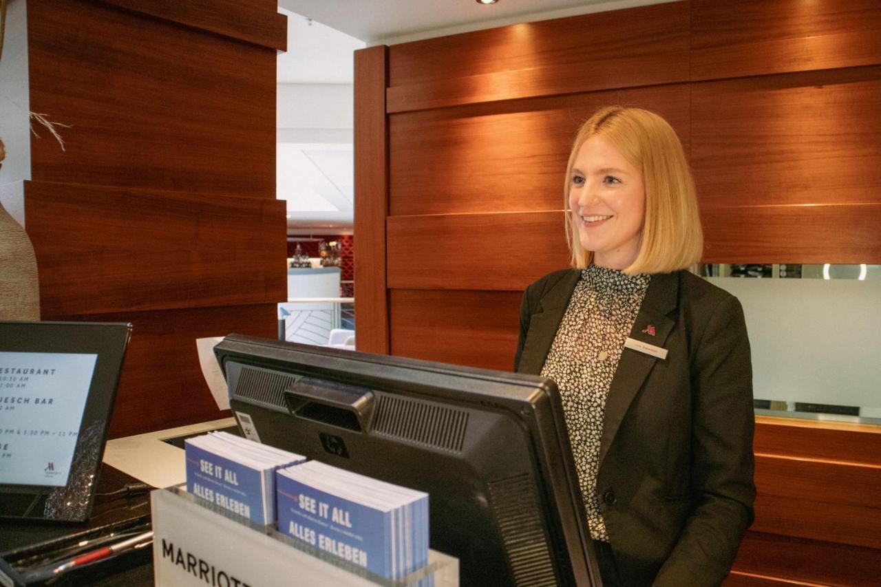 فندق كولونيا ماريوت المظهر الخارجي الصورة A hotel receptionist