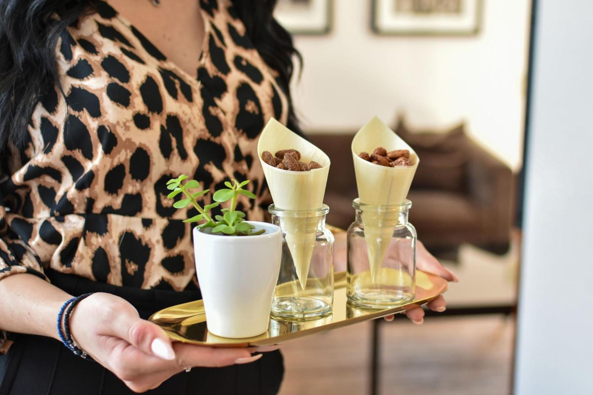 فندق كولونيا ماريوت المظهر الخارجي الصورة A woman holding a tray of snacks