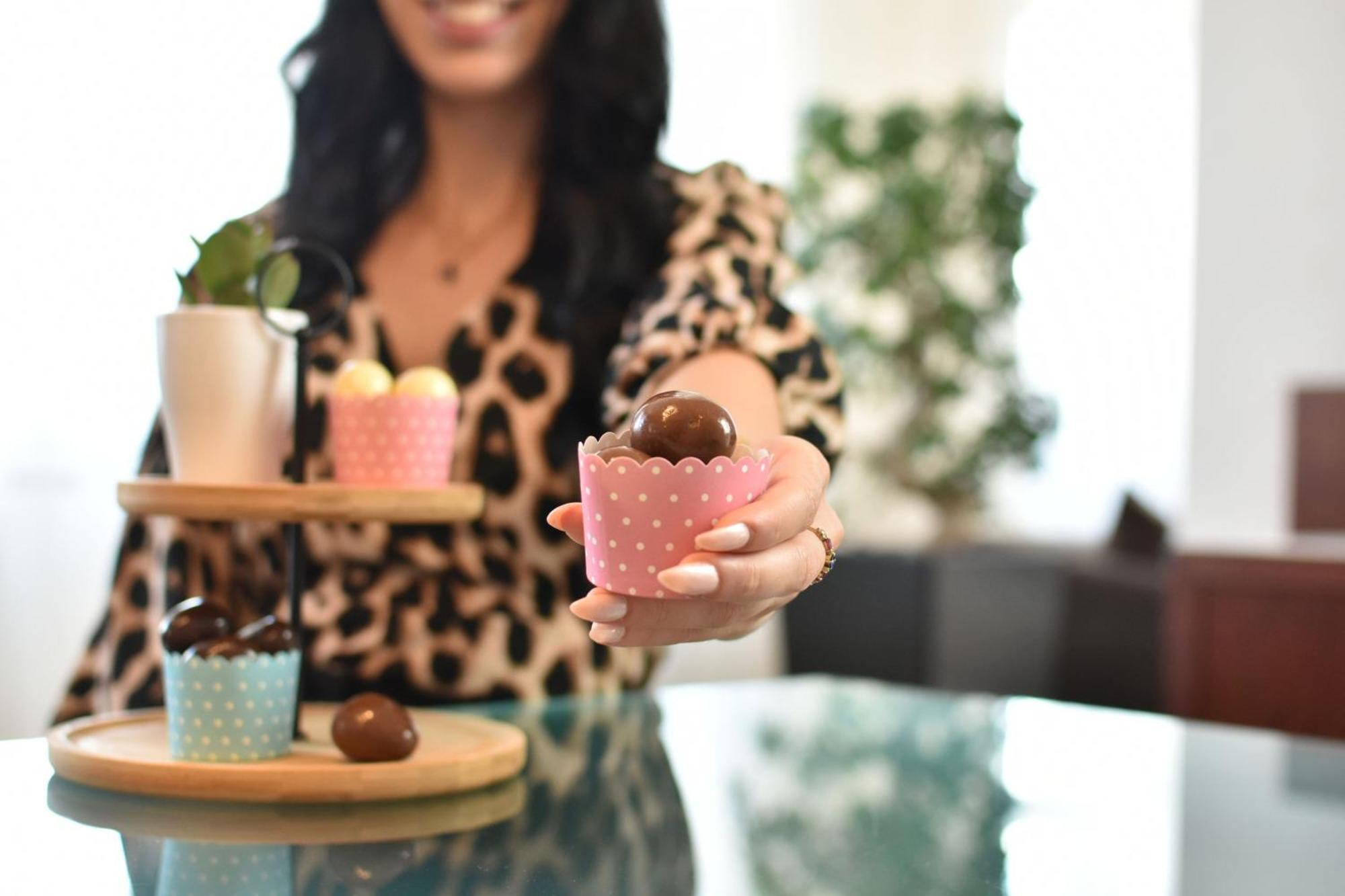 فندق كولونيا ماريوت المظهر الخارجي الصورة A woman holding a cupcake