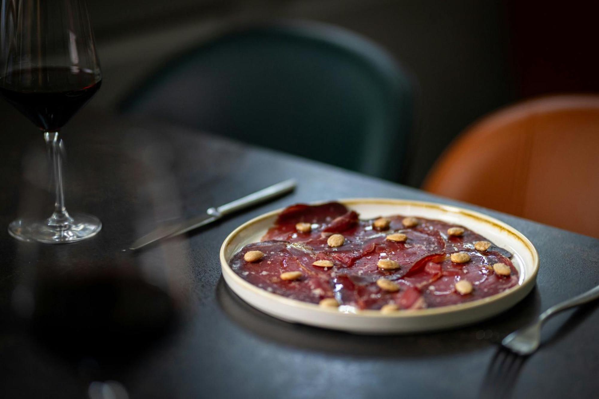 فندق كولونيا ماريوت المظهر الخارجي الصورة A plate of cured meat